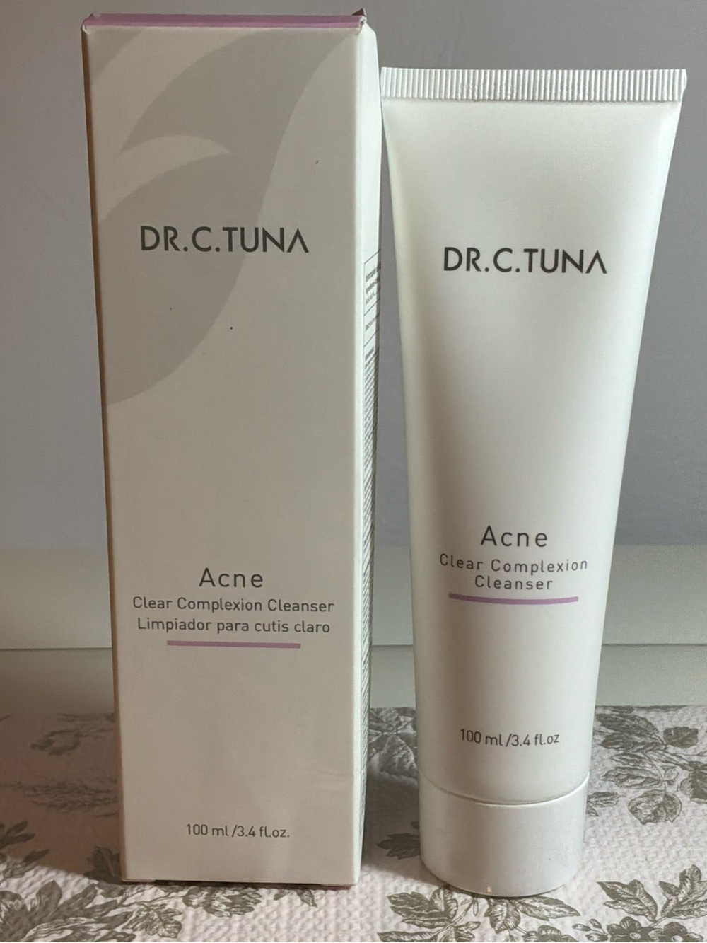 Farmasi Dr. C. Tuna Acne Cleanser in White with Pale Purple Accent